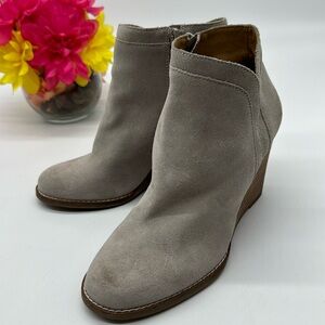 Lucky Brand Yimina Gray Taupe Suede Wedge Heel Ankle Bootie Size 7.5 MCA6420K